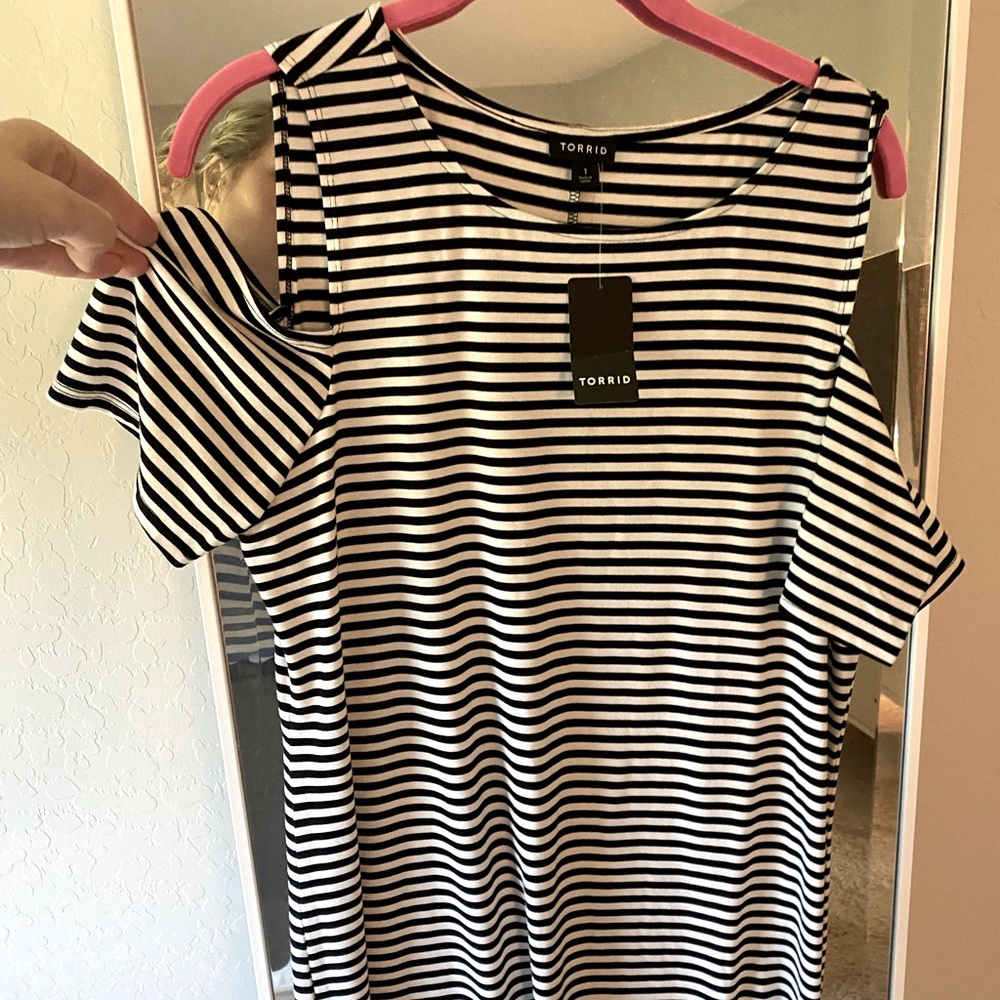 Torrid cold shoulder black and white dress NWT